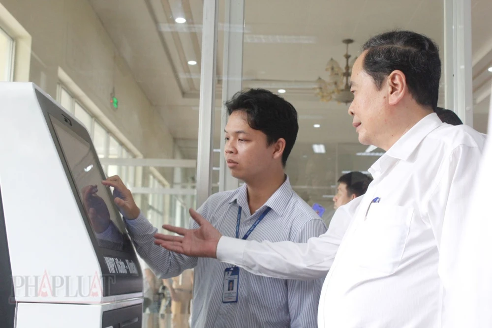 Chủ tịch Quốc hội Trần Thanh Mẫn khảo sát cơ sở vật chất tại Trung tâm Phục vụ hành chính công phường Ninh Kiều.