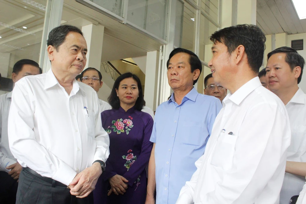 Chủ tịch Quốc hội Trần Thanh Mẫn đi kiểm tra tại Trung tâm Phục vụ hành chính công phường Ninh Kiều.