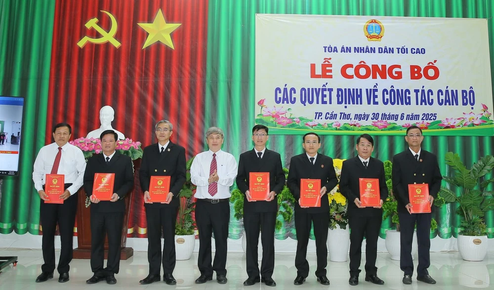 Chánh án TAND TP Cần Thơ Thái Quang Hải trao quyết định bổ nhiệm cho các Phó Chánh án TAND TP Cần Thơ. Ảnh: TACT