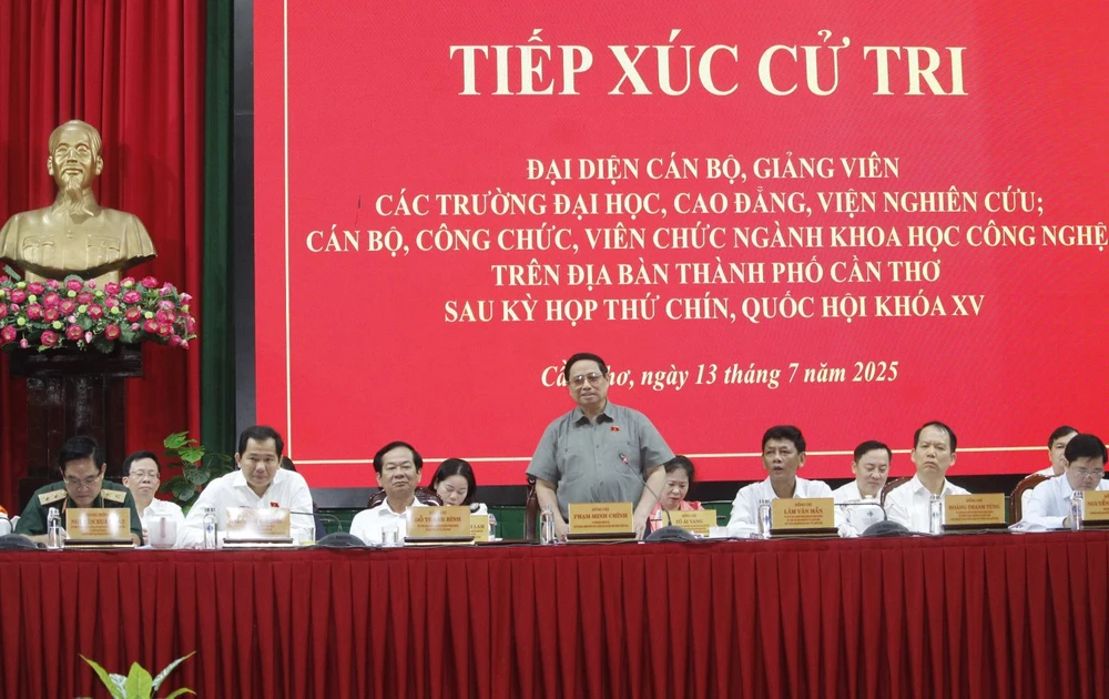 Thủ tướng Phạm Minh Chính tiếp xúc cử tri ở TP Cần Thơ