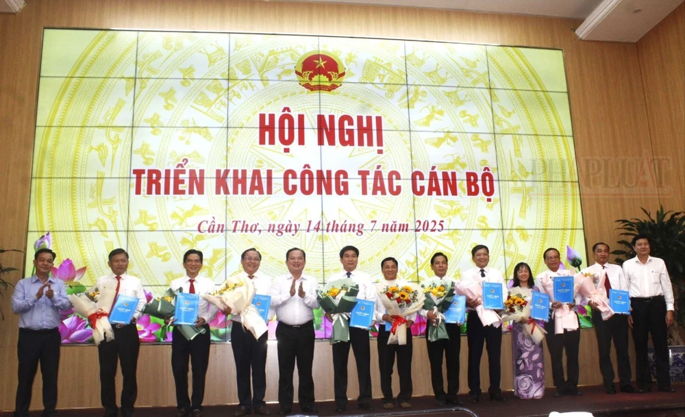 TP Cần Thơ công bố lãnh đạo Ban Quản lý các khu chế xuất và công nghiệp.