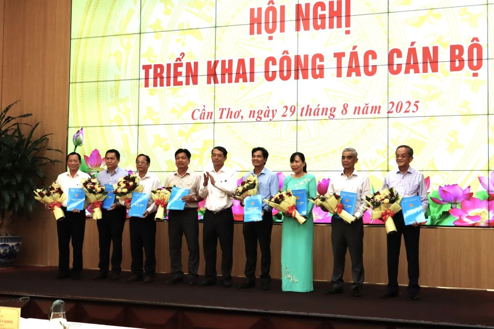 9 phó giám đốc sở ở TP Cần Thơ được nghỉ hưu trước tuổi