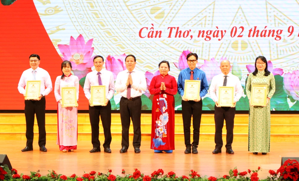 TP Cần Thơ trao giải cuộc thi chính luận về bảo vệ nền tảng tư tưởng của Đảng năm 2025