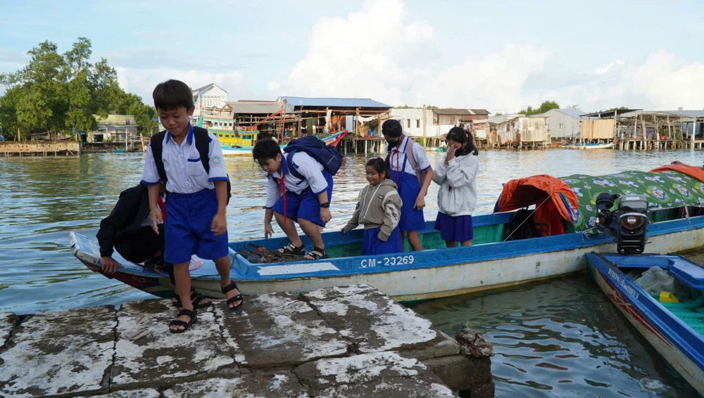 học sinh Trường Tiểu học 1 Đất Mũi (xã Đất Mũi) đi vỏ lãi đến trường dự lễ khai giảng năm học mới