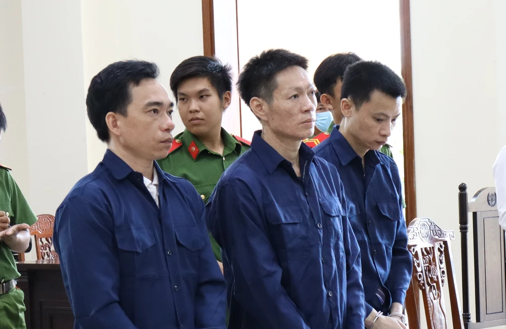 Thuyền trưởng và thuộc cấp bị truy tố tội tham ô 104.000 lít xăng