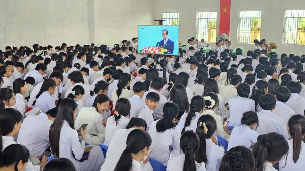học sinh TP Cần Thơ ngày khai giảng
