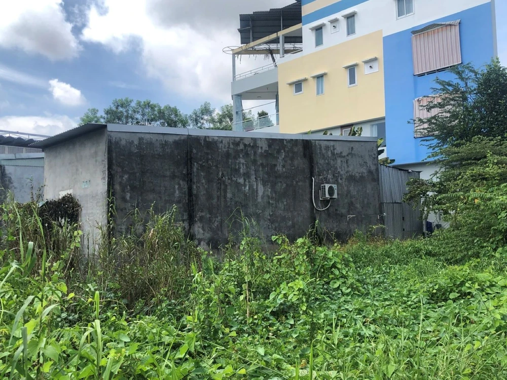 Dù đã được cấp sổ đỏ nhưng ông Tài vẫn bị mất đất nhiều năm nay.