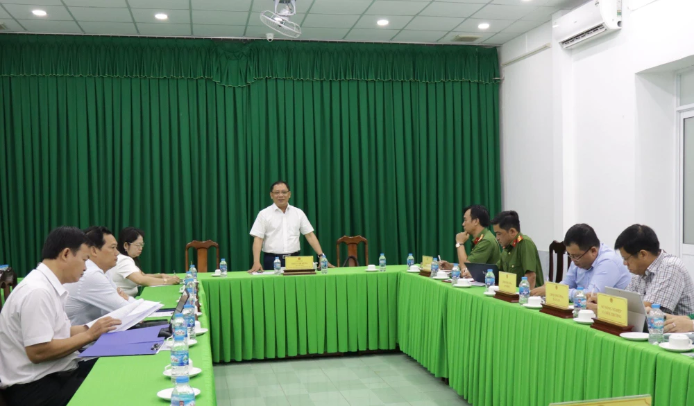 Phó Chủ tịch UBND TP Cần Thơ Trần Chí Hùng chủ trì đối thoại, giải quyết việc khiếu nại đối với công ty ĐD