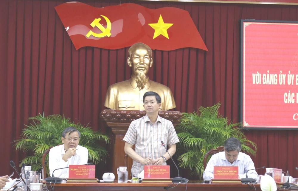 í thư Thành ủy Lê Quang Tùng phát biểu tại cuộc họp. Ảnh: NHẪN NAM