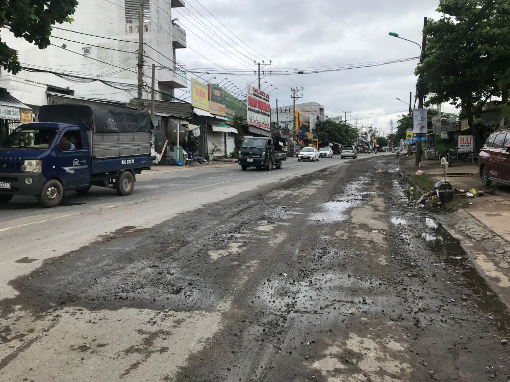 Mặt đường Lê Hồng Phong ở Cần Thơ được dặm vá khá sơ sài