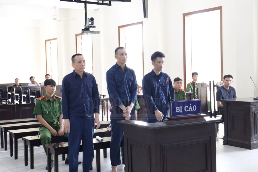 Các bị cáo Trần Văn Phúc, Trương Văn Tiên, Trần Ngọc Trung tại phiên tòa. Ảnh: NHẪN NAM