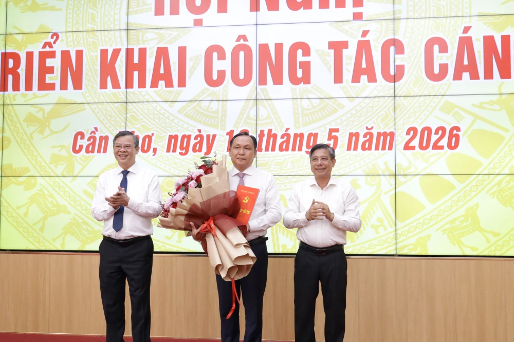 can-tho-trao-quyet-dinh-can-bo-1.jpg