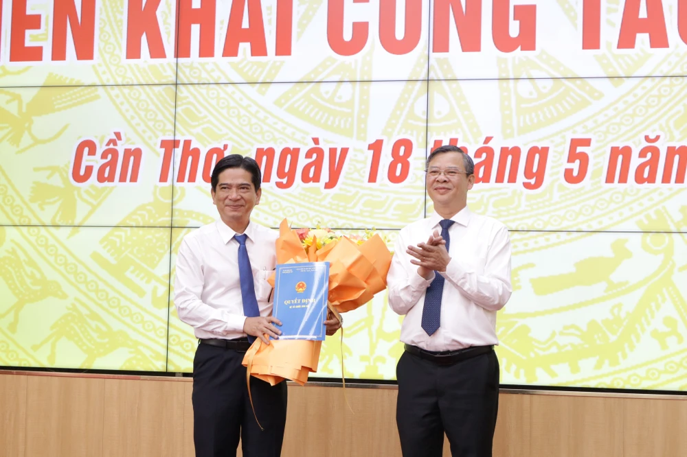 can-tho-trao-quyet-dinh-can-bo-2.jpg