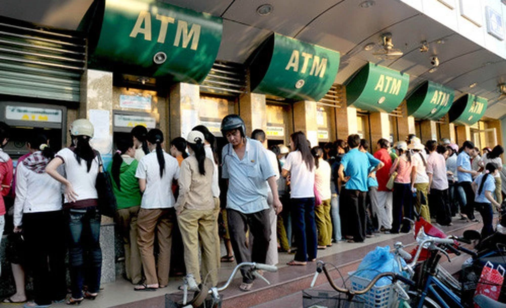 ATM hoạt động kiểu 'gà rù', người rút tiền khóc ròng ngày Tết ảnh 1