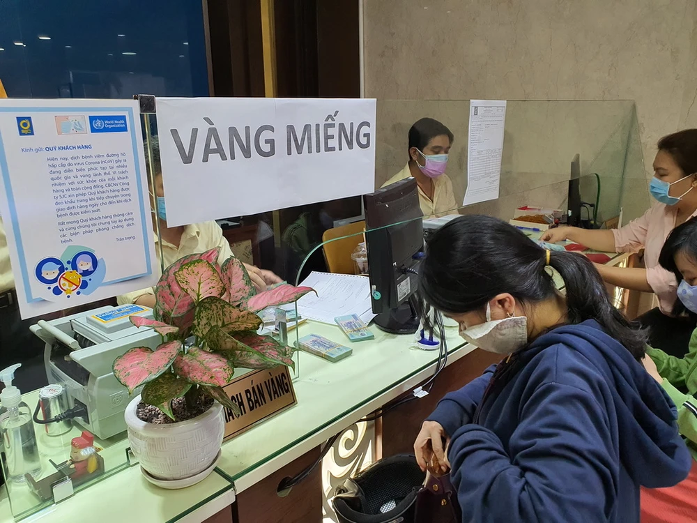 khu-vuc-khach-den-ban-vang