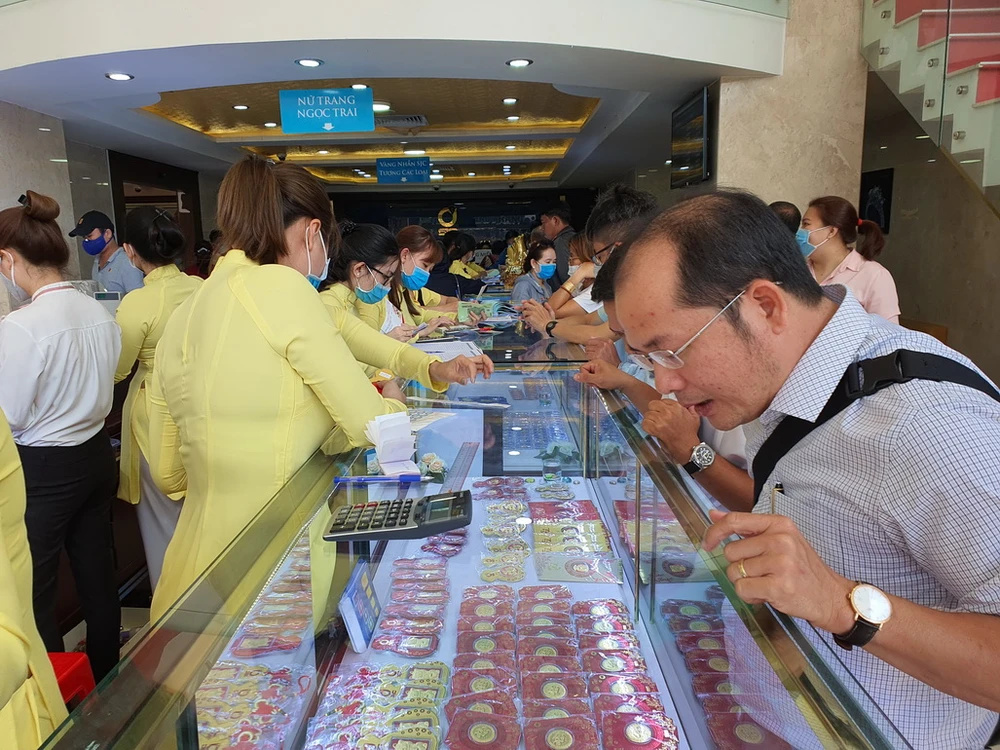 sjc-khach-den-mua-vang