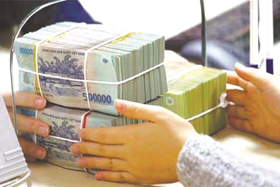 người dân gửi tiết kiệm