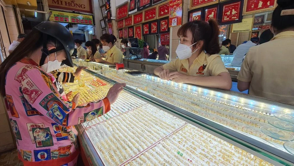 Giá vàng trong nước vài ngày gần đây tăng giảm khá mạnh song giao dịch trên thị trường khá trầm lắng.