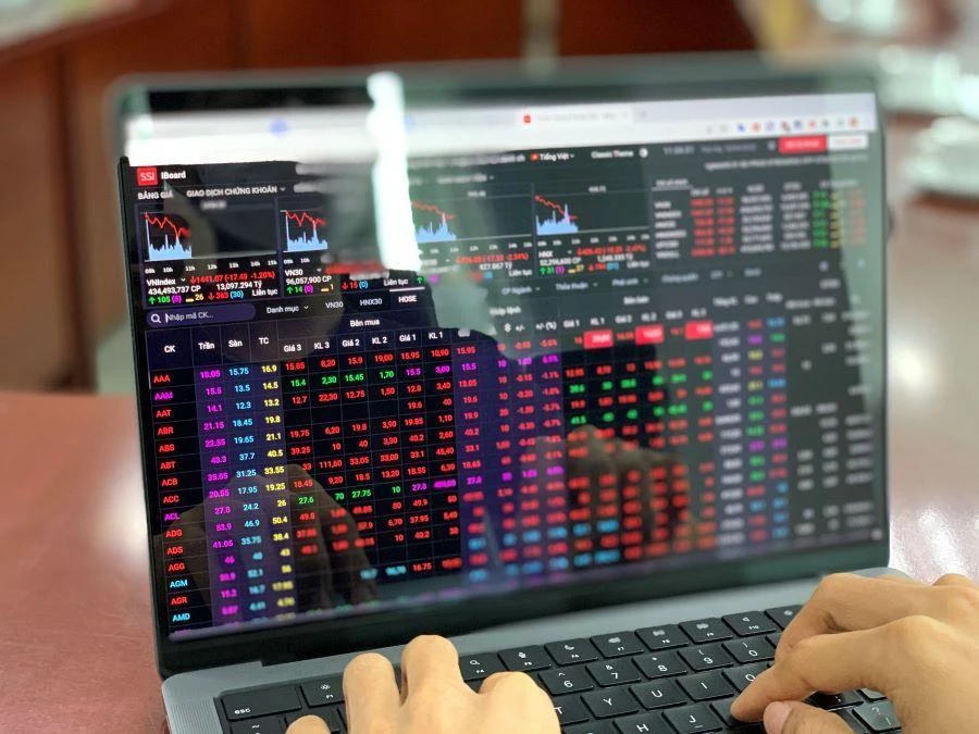 Trong khi nhà đầu tư nội liên tục rút ròng thì nhà đầu tư ngoại lại hối hả gom hàng.