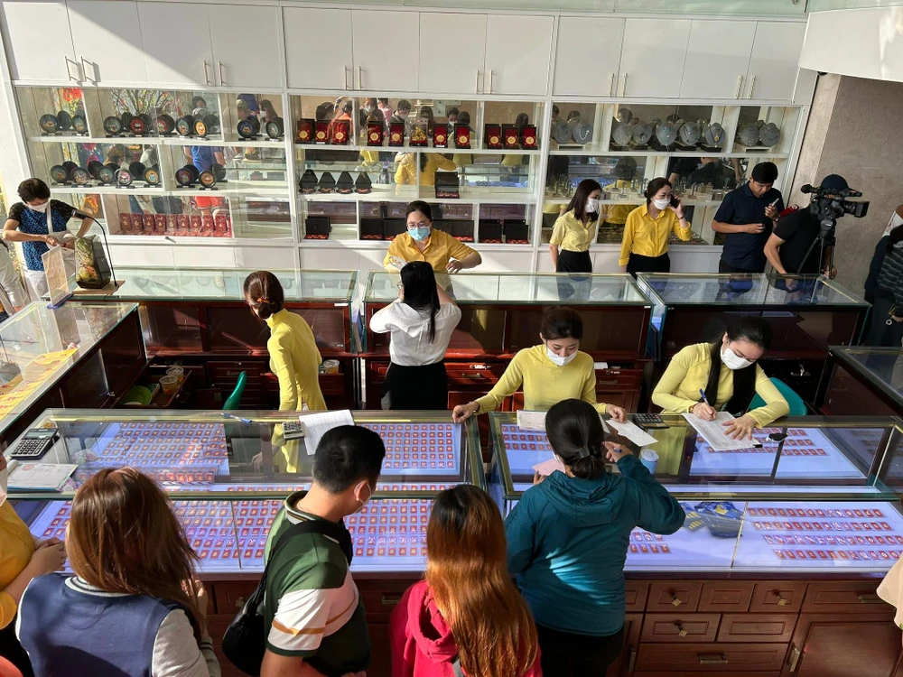 Ghi nhận của PLO vào đầu giờ sáng, lượng khách hàng đến Công ty SJC mua vàng không quá đông, khách hàng chỉ cần chờ khoảng 20-30 phút là tới lượt mình.