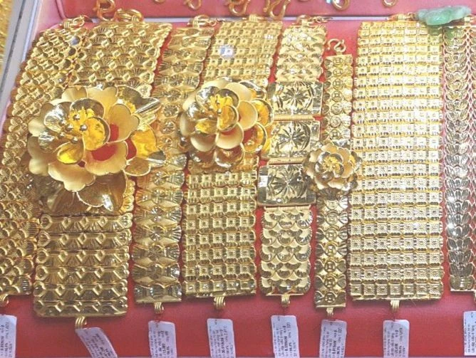 Giá vàng nữ trang ngang bằng với giá vàng thế giới. Ảnh:TL