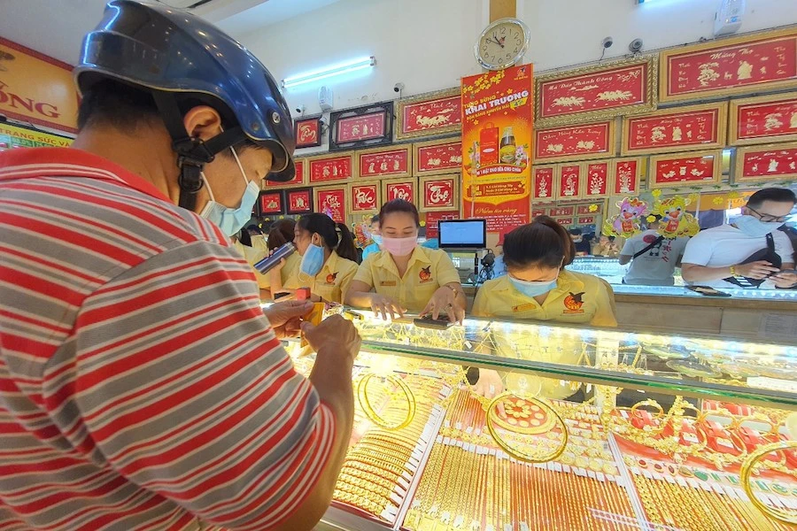 Khách hàng đang mua vàng. Ảnh: TL