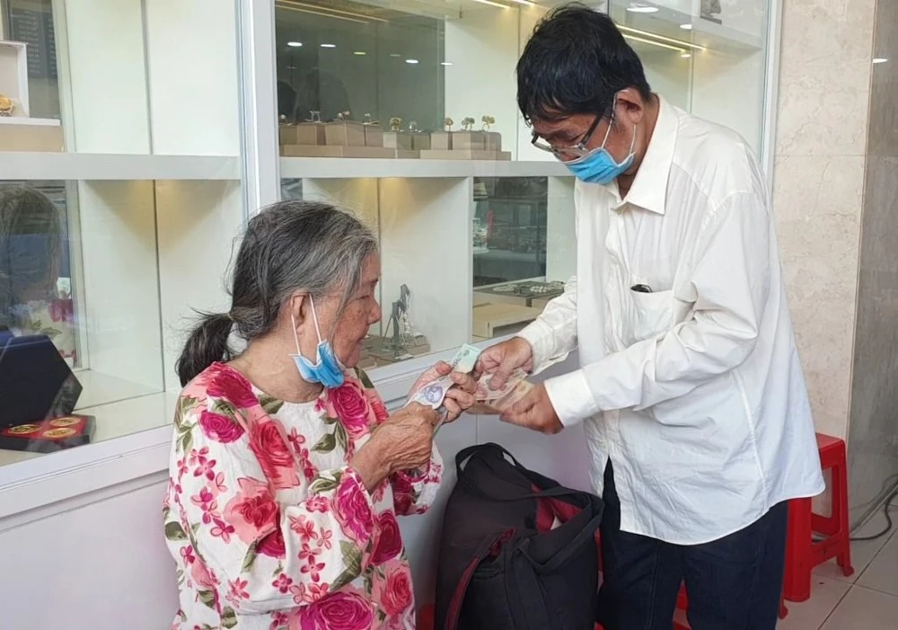 ngươi dân mua bán vàng bằng tiền mặt.jpg