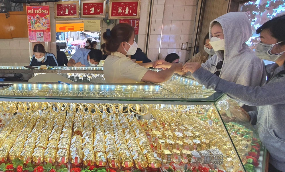 khách hàng mua vàng nhẫn 9999