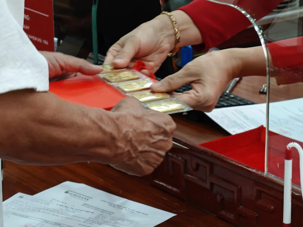 Vàng miếng SJC được giao dịch tại thị trường trong nước với chênh lệch đắt hơn 20 triệu so với giá vàng thế giới. Ảnh: T.L