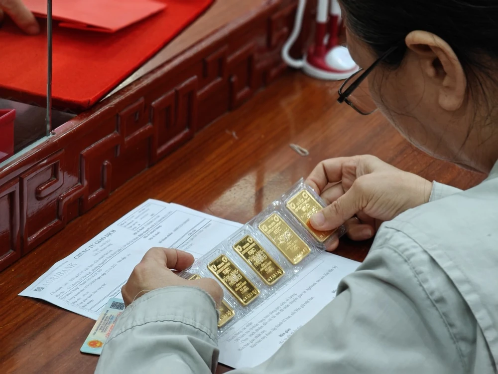 Giá vàng miếng SJC chợ đen nóng bỏng tay.