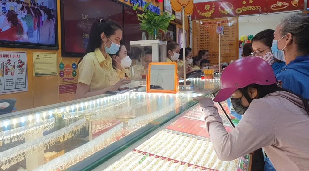 Khách hàng tìm hiểu mua vàng nhẫn 9999