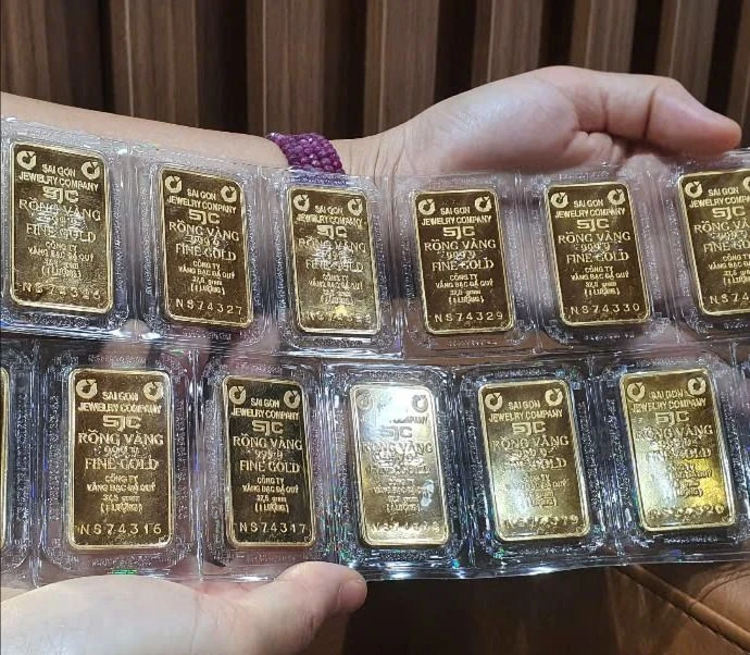 Khách hàng mua vàng miếng SJC ngày vía Thần Tài: Ảnh: T.L