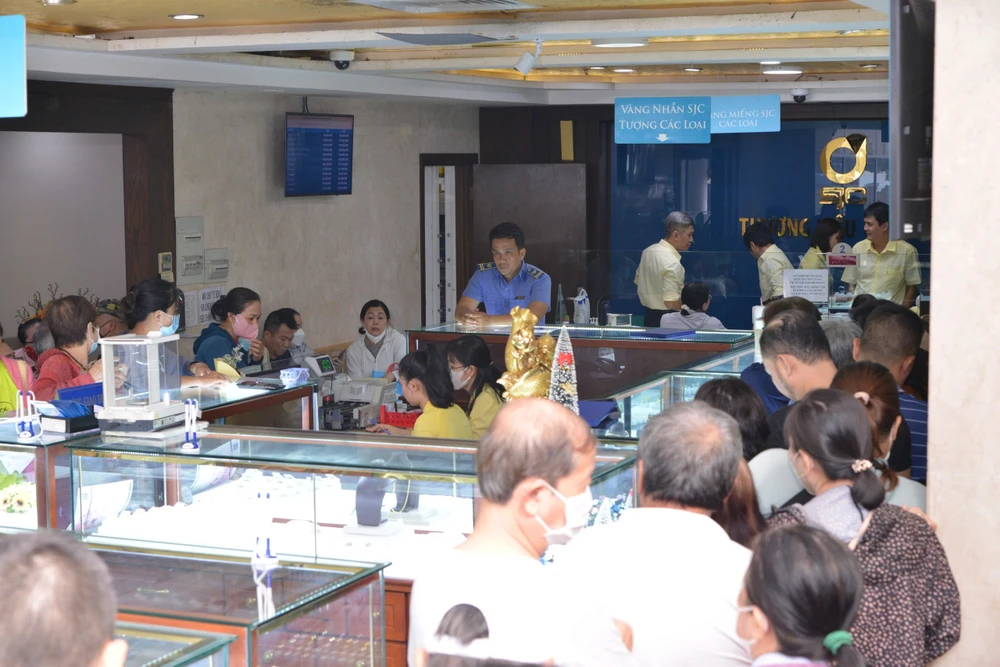 Khách hàng đứng ngồi và chờ đợi vài tiếng chưa đến lượt mua vàng là chuyện bình thường. Ảnh: T.L
