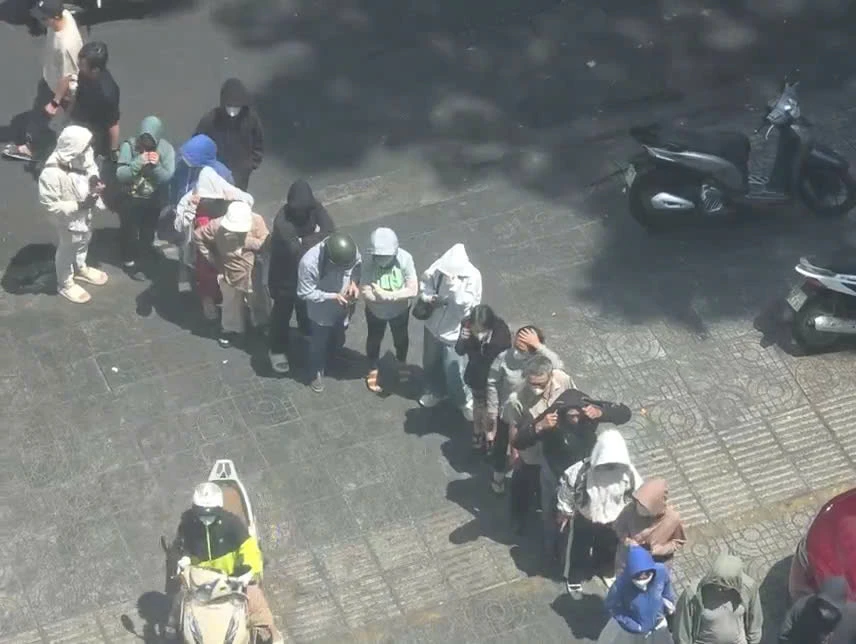 Hình ảnh được chụp tại Công ty SJC lúc 15h chiều ngày 21-4. Khách hàng đứng xếp hàng mua vàng miếng SJC, vàng nhẫn 9999 dài ra đến tận ngoài đường.