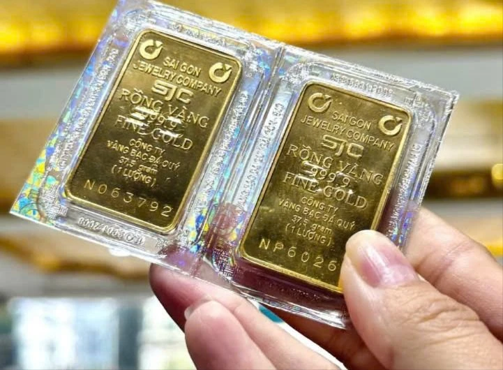 Giá vàng miếng SJC chợ đen lao dốc chóng mặt.