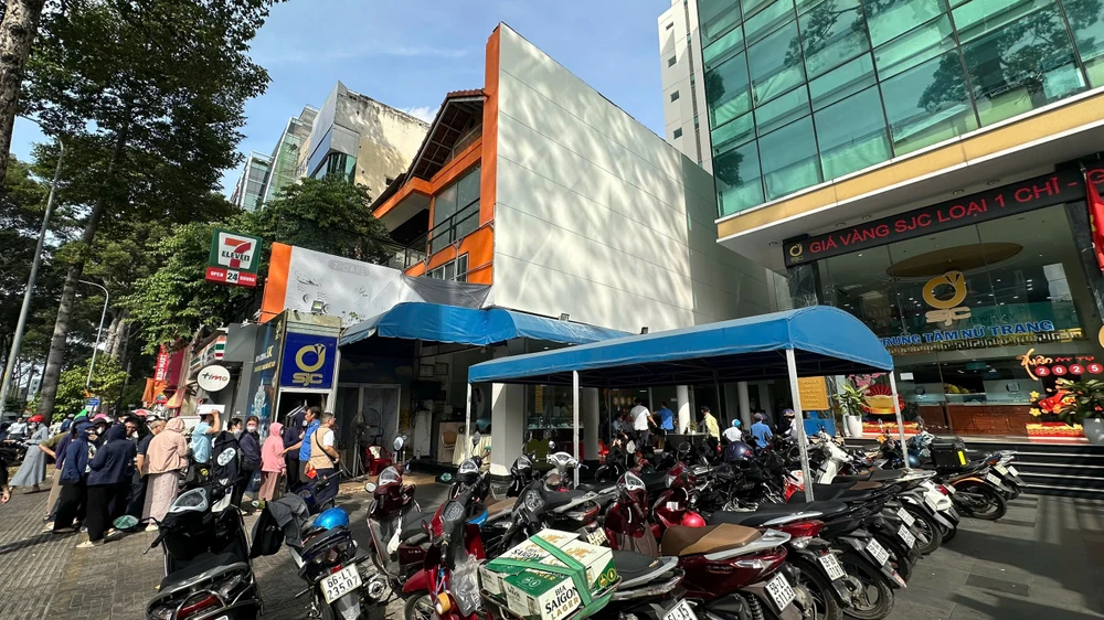 Dòng người đứng chờ đợi để mua vàng miếng SJC, vàng nhẫn 9999 đông nghẹt thở