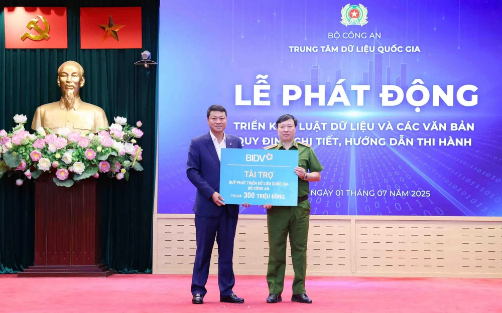 Tổng Giám đốc BIDV Lê Ngọc Lâm (trái) trao kinh phí ủng hộ Quỹ Phát triển dữ liệu quốc gia