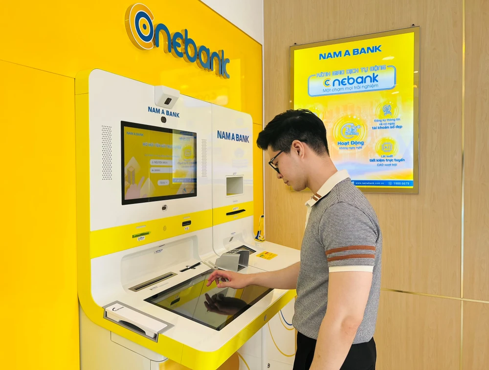 Khách hàng Nam A Bank giao dịch tại ONEBANK.