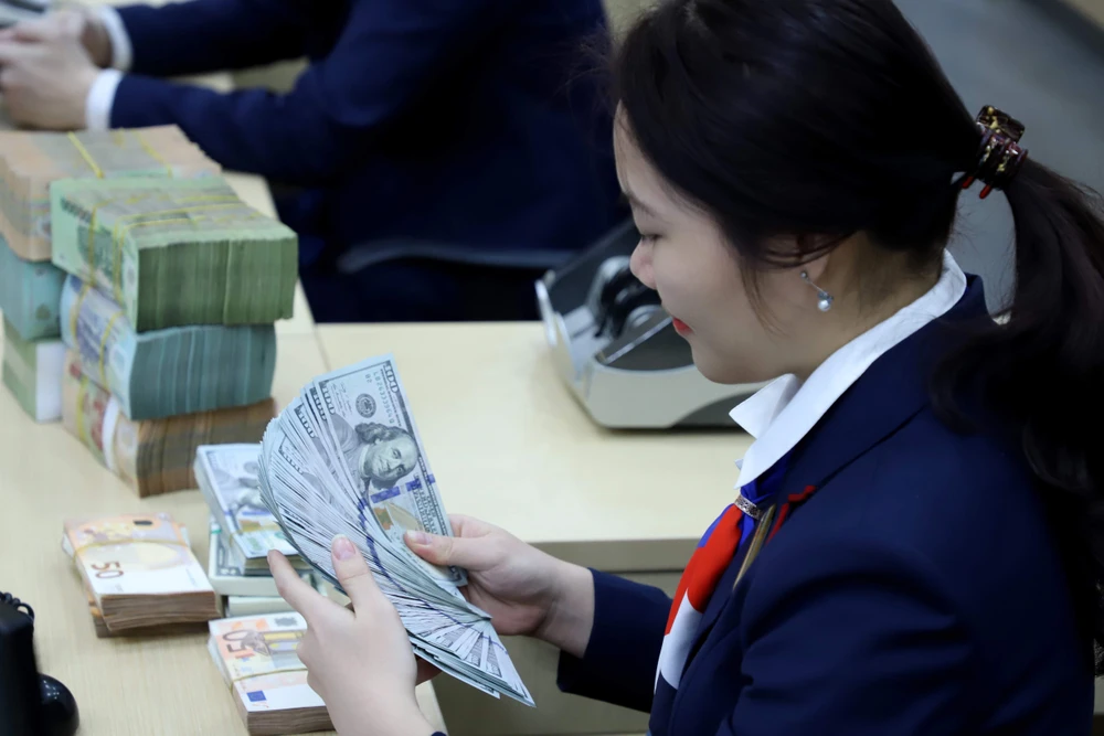 Ngân hàng tung gói tín dụng ưu đãi, tiếp sức doanh nghiệp phục hồi sản xuất, song thách thức ổn định tỉ giá vẫn lớn