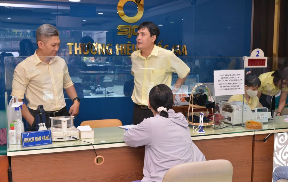 khach-hang-cho-mua-vang-mieng-sjc-9.jpg