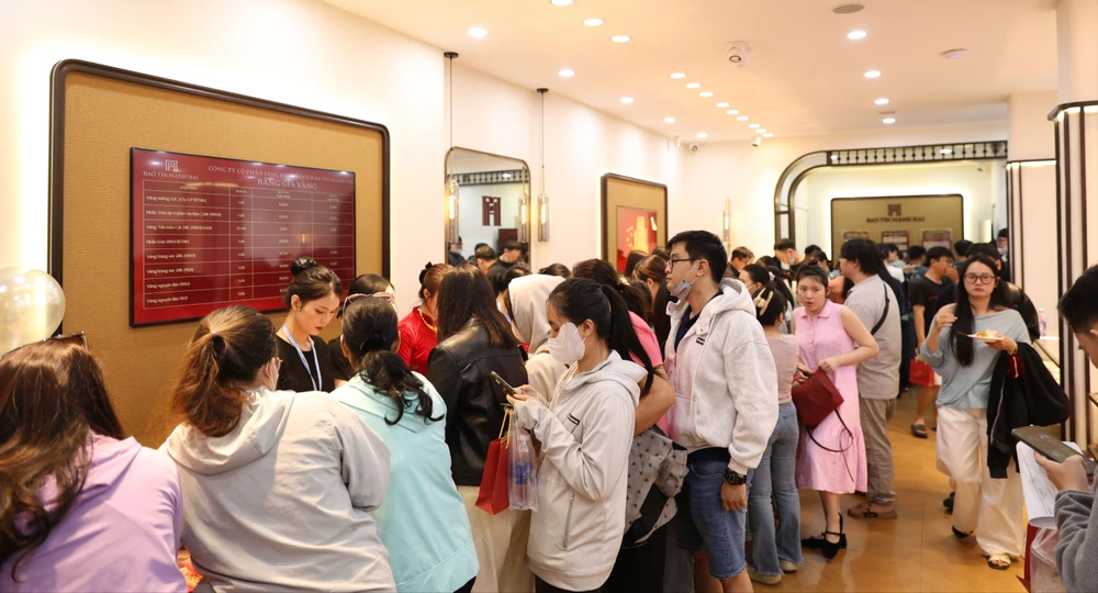 Người dân mua vàng loại 0,1 chỉ tại cửa hàng vàng Bảo Tín Mạnh Hải trên đường Nguyễn Đình Chiểu (TP.HCM) vào sáng ngày 1-2. Ảnh: T.L