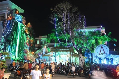 Người dân TP.HCM rộn ràng đón Giáng sinh ảnh 8