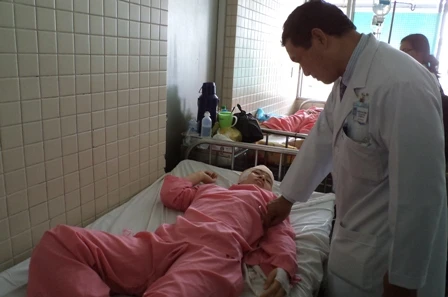 Mổ lấy máu tụ cho bệnh nhân bị chồng đánh nứt hộp sọ ảnh 1