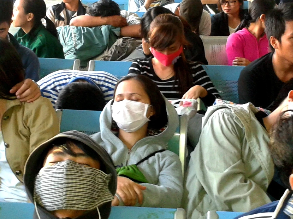 Lại ngủ gục, hụt hơi vì vé tết ảnh 3