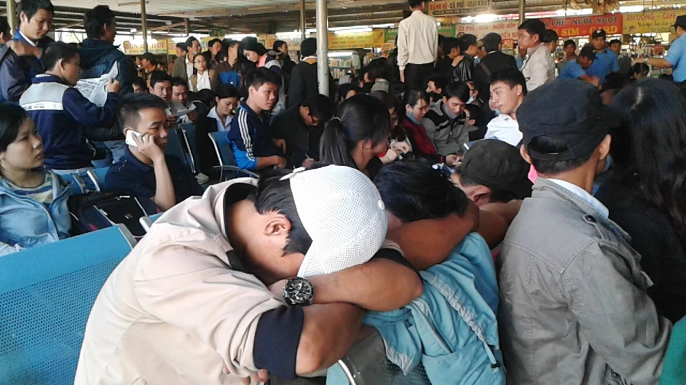 Lại ngủ gục, hụt hơi vì vé tết ảnh 7 Lại ngủ gục, hụt hơi vì vé tết ảnh 7