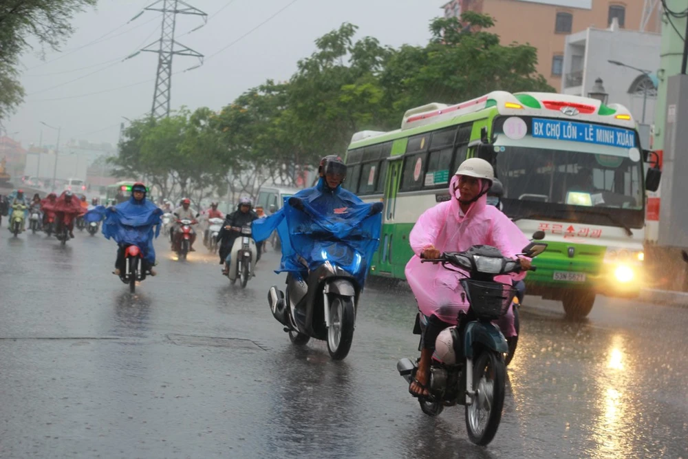 Mưa đầu mùa khiến đường Sài Gòn ngập nhẹ ảnh 3