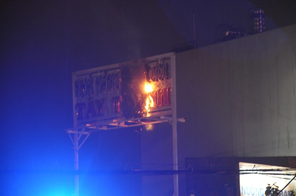 Cháy bảng quảng cáo nhà hàng tiệc cưới, nhiều người hoảng loạn ảnh 2
