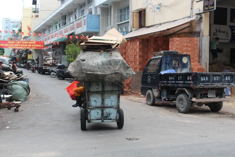  Xe 'mù’, xe ‘mờ’ cản trở giao thông Sài Gòn ảnh 10