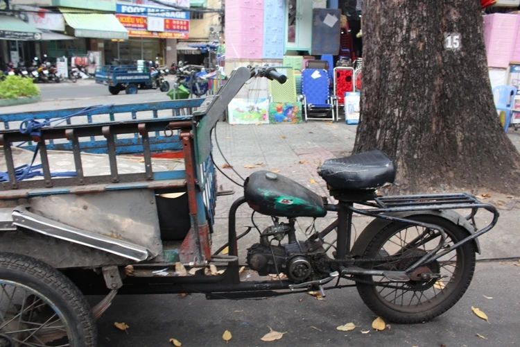  Xe 'mù’, xe ‘mờ’ cản trở giao thông Sài Gòn ảnh 4