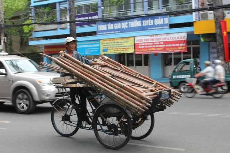  Xe 'mù’, xe ‘mờ’ cản trở giao thông Sài Gòn ảnh 9